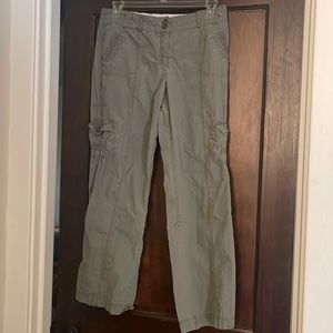Good condition cargo pants that have the option to be worn as cargo capris.
